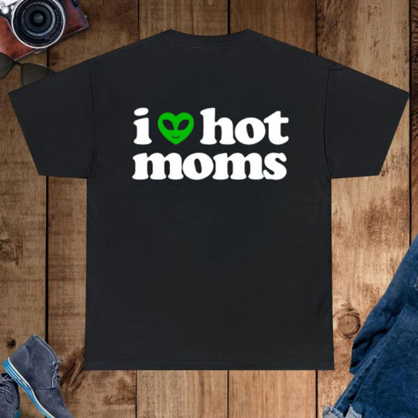 I Heart Hot Moms Alien T-Shirt